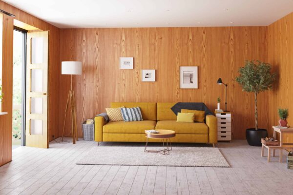 Salon w stylu retro z żółtą kanapą i ścianami obłożonymi drewnem.